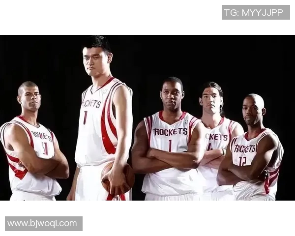 教练与姚明深情拥抱展现篮球精神与团队力量的感人瞬间